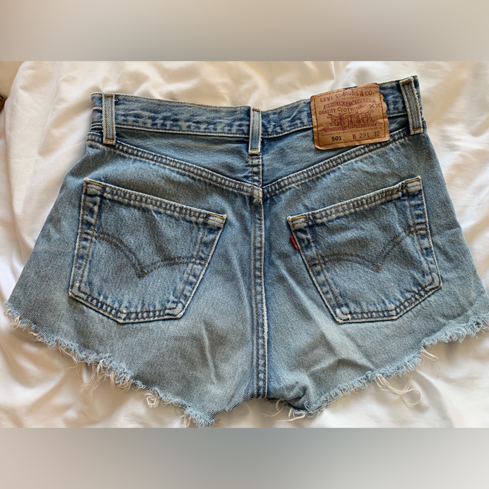 Cute Levi’s “Daisy Duke” shorts